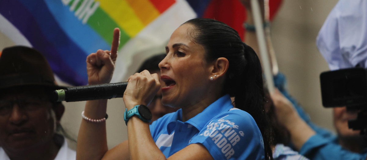 AME8019. GUAYAQUIL (ECUADOR), 10/04/2025.- La candidata a la Presidencia de Ecuador Luisa González pronuncia un discurso este jueves, en el cierre de su campaña en Guayaquil (Ecuador). González y Daniel Noboa, presidente y candidato a la reelección, definirán la presidencia en la jornada electoral de este domingo, a la que llegan con un margen muy estrecho en las encuestas y en medio tensiones ente ambos candidatos. EFE/ Carlos Durán Araújo