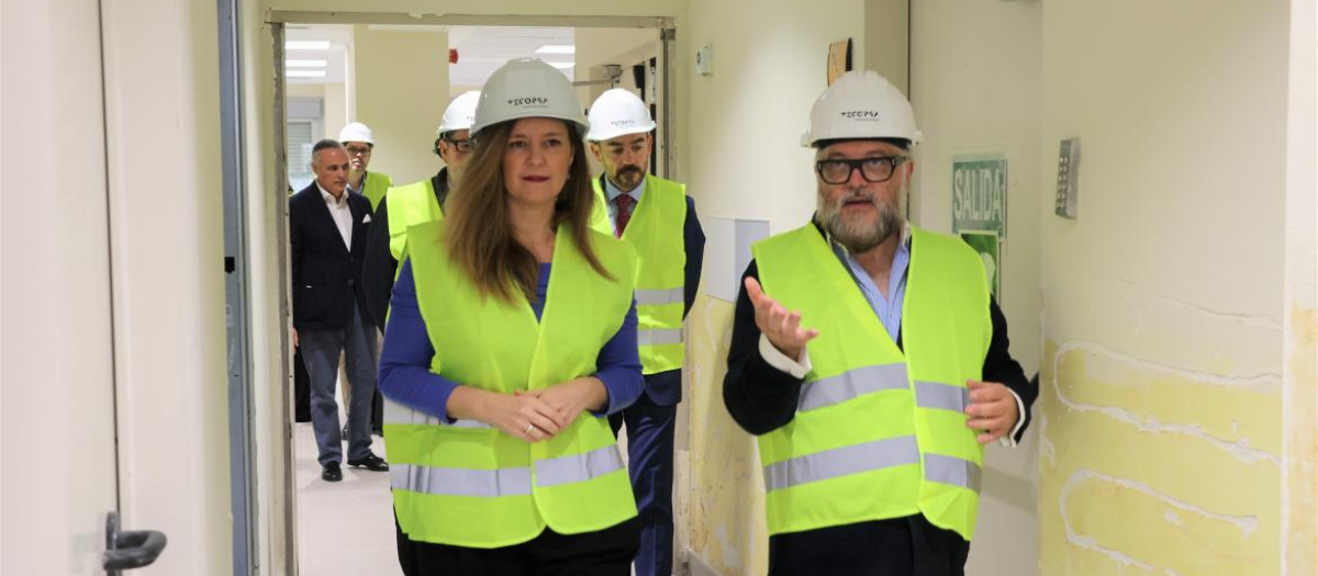 La consejera de Familia, Juventud y Asuntos Sociales, Ana Dávila, durante su visita a las obras