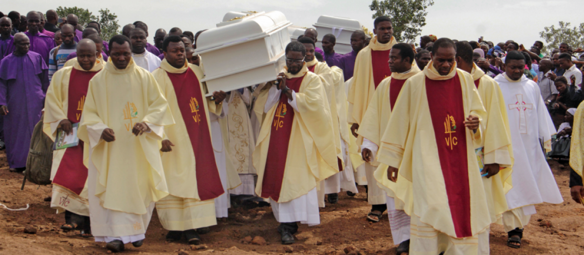 Enterrar feligreses se ha convertido en una triste rutina en Nigeria