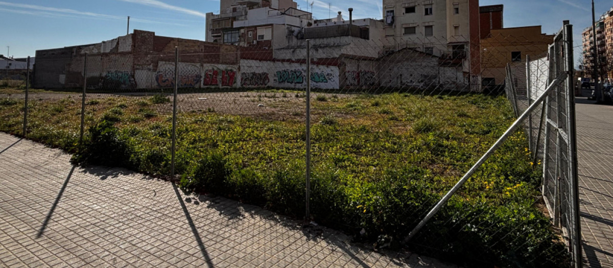 Uno de los solares que ha cedido el Ayuntamiento de l'Hospitalet a la AMB para construir viviendas de alquiler social