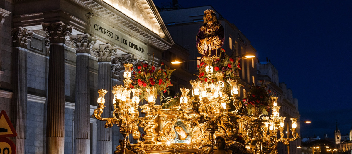 El trono pasa junto al Congreso de los Diputados durante la procesión del Cristo de Medinaceli