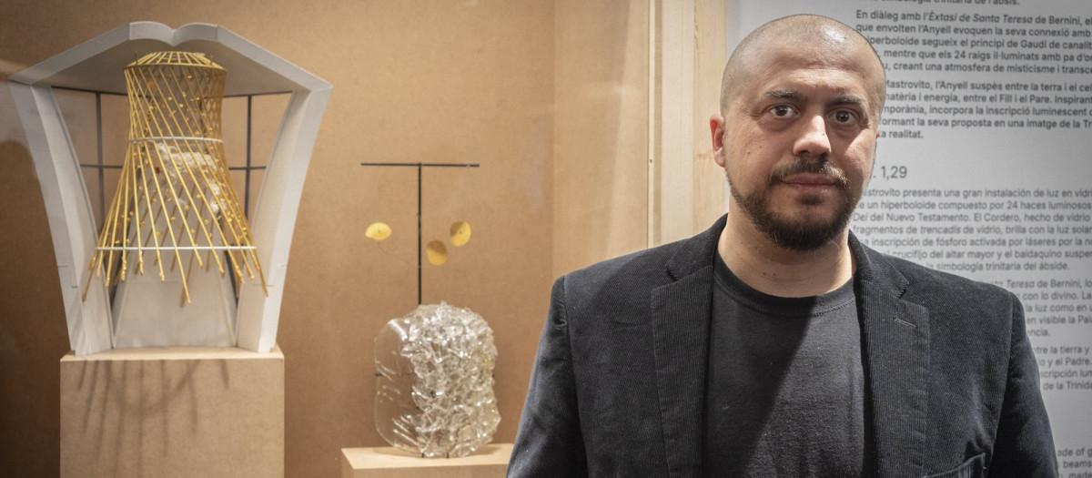 El artista Andrea Mastrovito, junto a la propuesta ganadora para el Cordero que coronará la Sagrada Familia