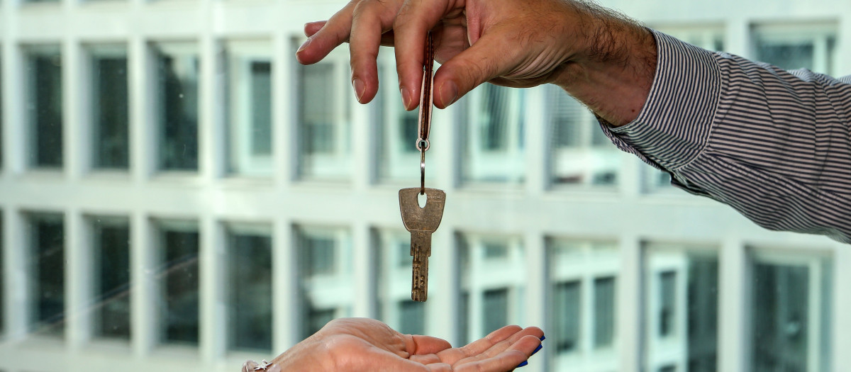 Entrega de llaves de una vivienda