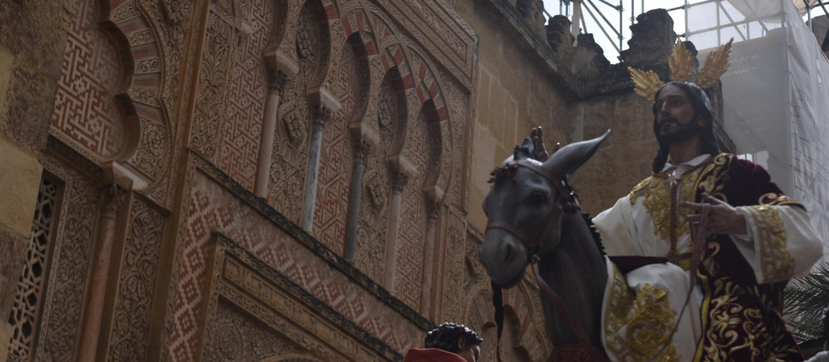 La Borriquita pasando junto a la Mezquita, cuando lucía el sol