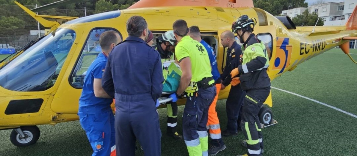 El herido ha sido trasladado a un helicóptero para ser evacuado a un centro hospitalario.
