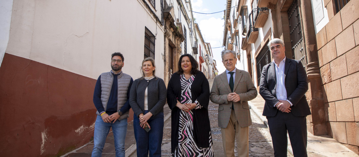 Lola Amo, alcaldesa de Montoro, en el centro, junto a Salvador Fuentes