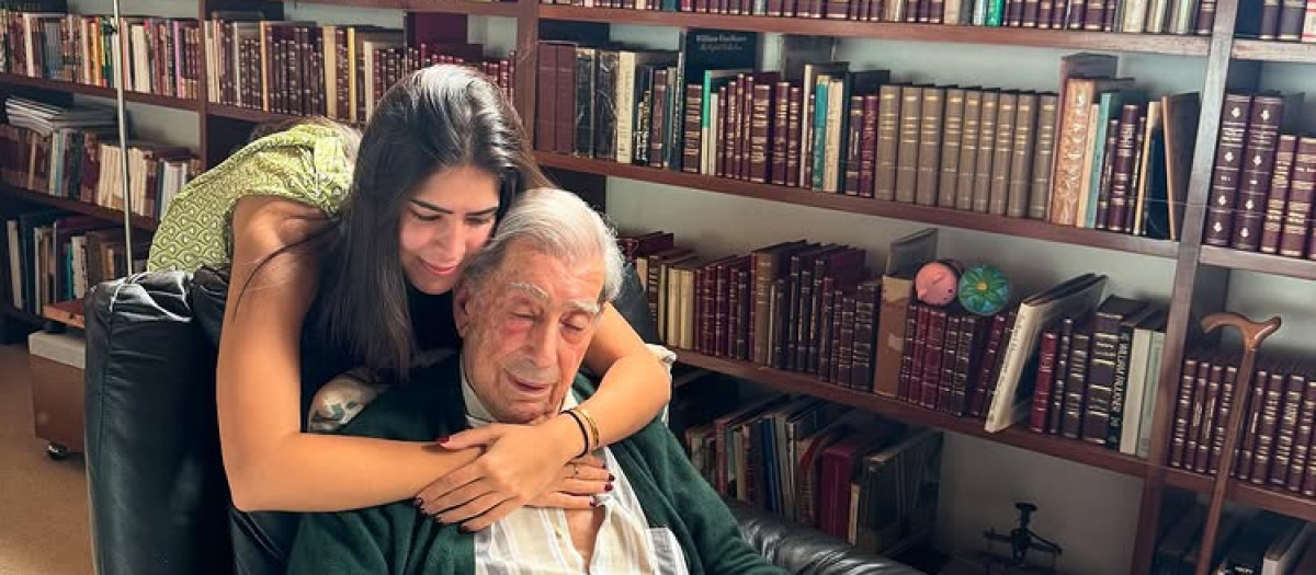 Mario Vargas Llosa, junto a una de sus nietas, Josefina
