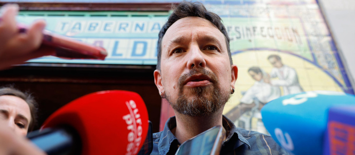 Pablo Iglesias, momentos antes de practicar el lanzamiento de micrófono de un periodista que le hacía preguntas incómodas