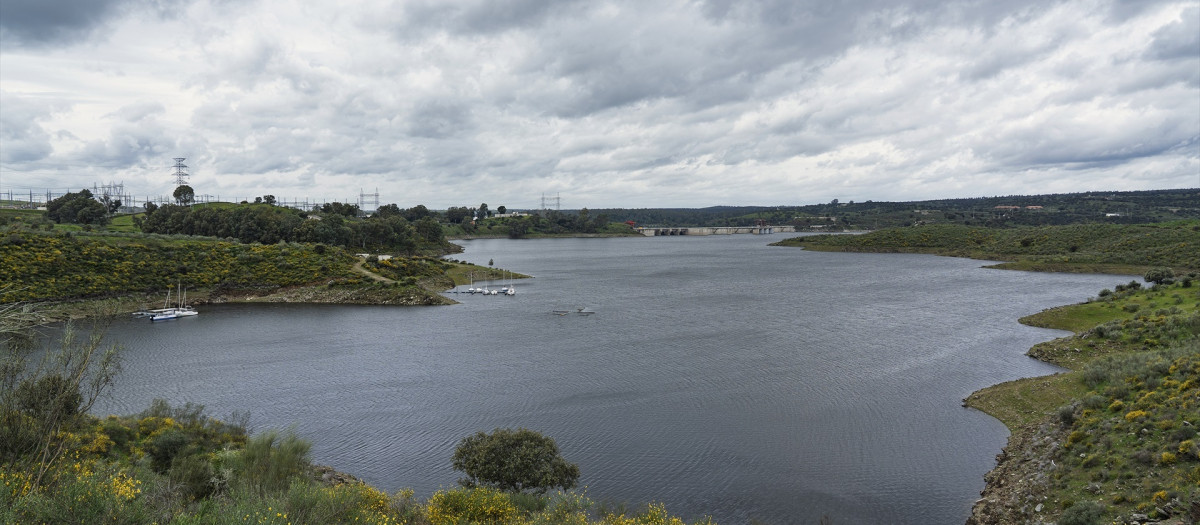 Vista del embalse de Alcántara, a 19 de marzo de 2025, en Cáceres, Extremadura (España)