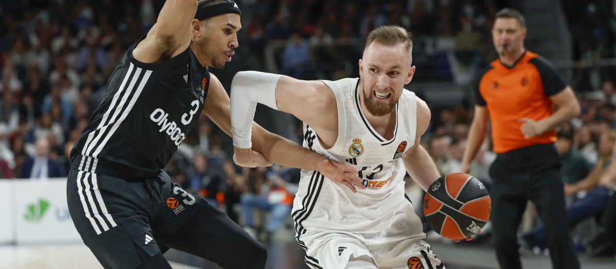El alero bosnio del Real Madrid, Dzanan Musa, con el balón ante la defensa del jugador estadounidense del París Basketball, Tyson Ward, durante el partido del play in de la Euroliga que Real Madrid y París Basketball