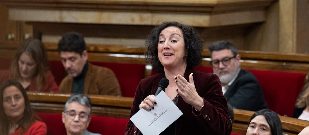 La consellera de Economía y Finanzas, Alícia Romero, en el Parlament