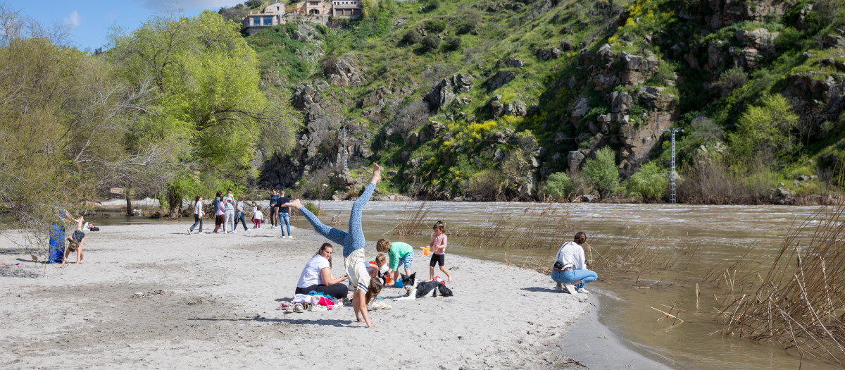 (Foto de ARCHIVO)
Varias personas en la playa del río Tajo, a 6 de abril de 2025, en Toledo, Castilla-La Mancha (España). Tras el episodio de crecida del río Tajo por las lluvias de finales del pasado mes de marzo, ha emergido a los pies del Casco Histórico de Toledo una playa fluvial de arena fina y blanca, generada por los sedimentos arrastrados.
Juanma Jiménez / Europa Press
06 ABRIL 2025;PLAYA;BORRASCA;LLUVIAS;RÍO
06/4/2025