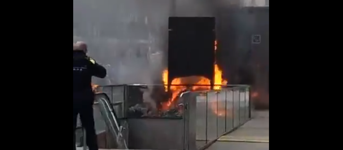 Captura de pantalla del vídeo donde se puede ver el colchón en llamas