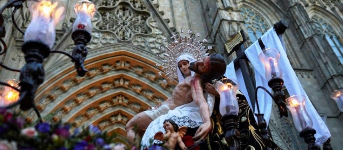 Procesión de Semana Santa frente a la Catedral de Barcelona