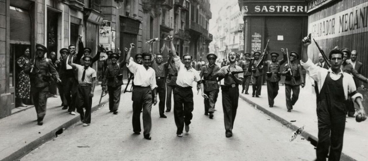 Los trabajadores de Barcelona celebran en las calles tras derrotar a la rebelión militar franquista en Barcelona el 19 de julio de 1936