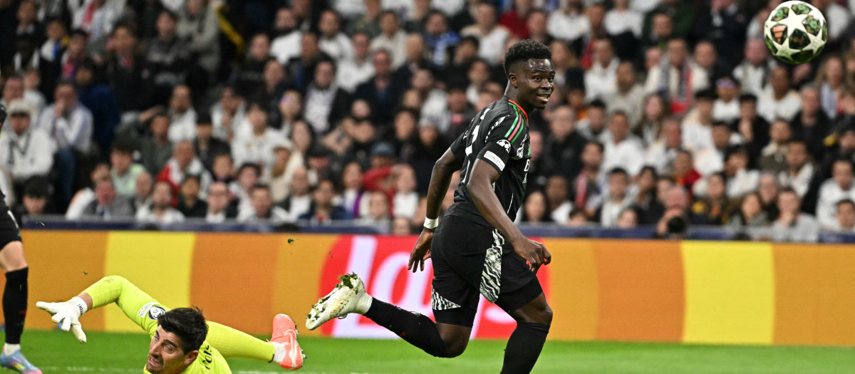 Bukayo Saka bate a Courtois en el Real Madrid - Arsenal