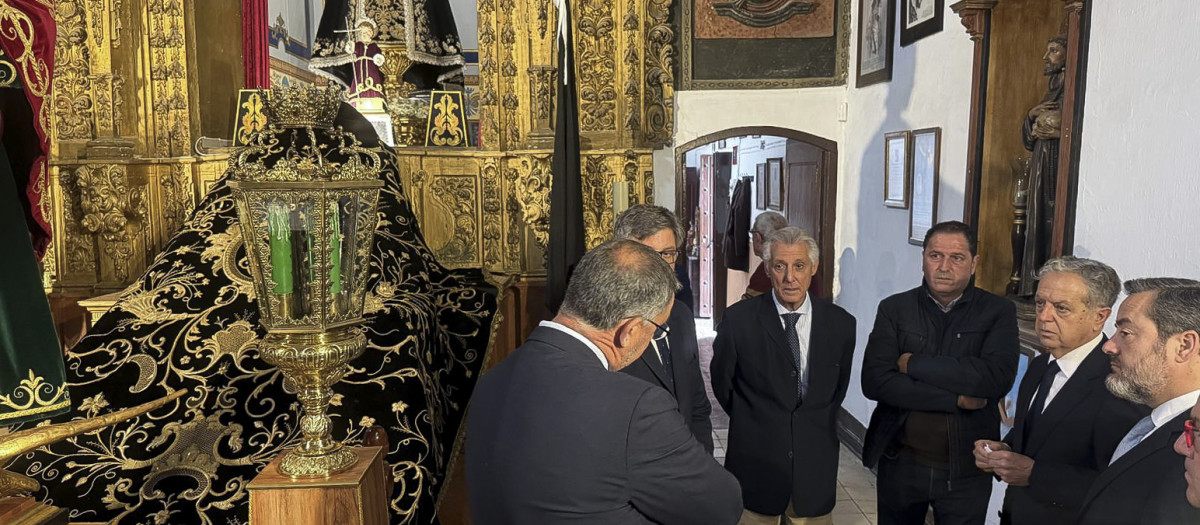 Autoridades departiendo junto al restaurado manto procesional de la Soledad de Puente Genil