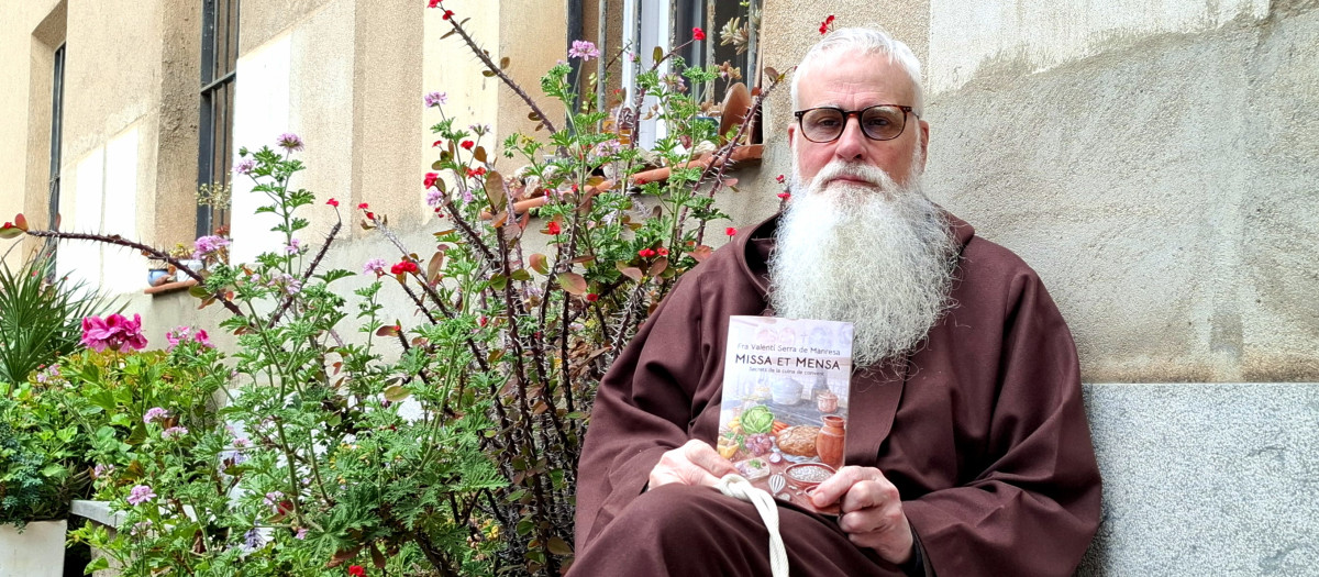 Fra Valentí Serra, en un patio del convento de los Capuchinos de Sarrià