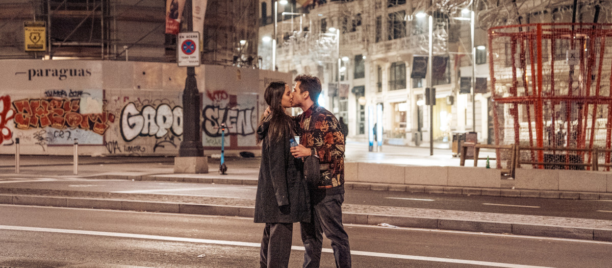 Dos jóvenes se dan un beso en el centro de Madrid