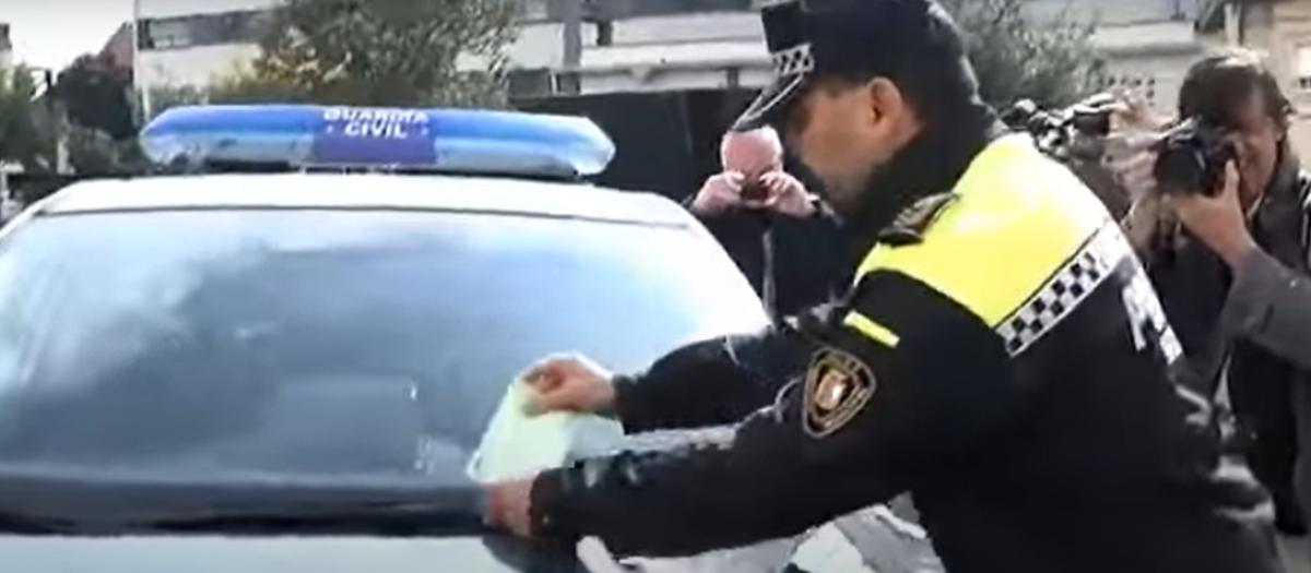 El agente los multó en presencia de cámaras