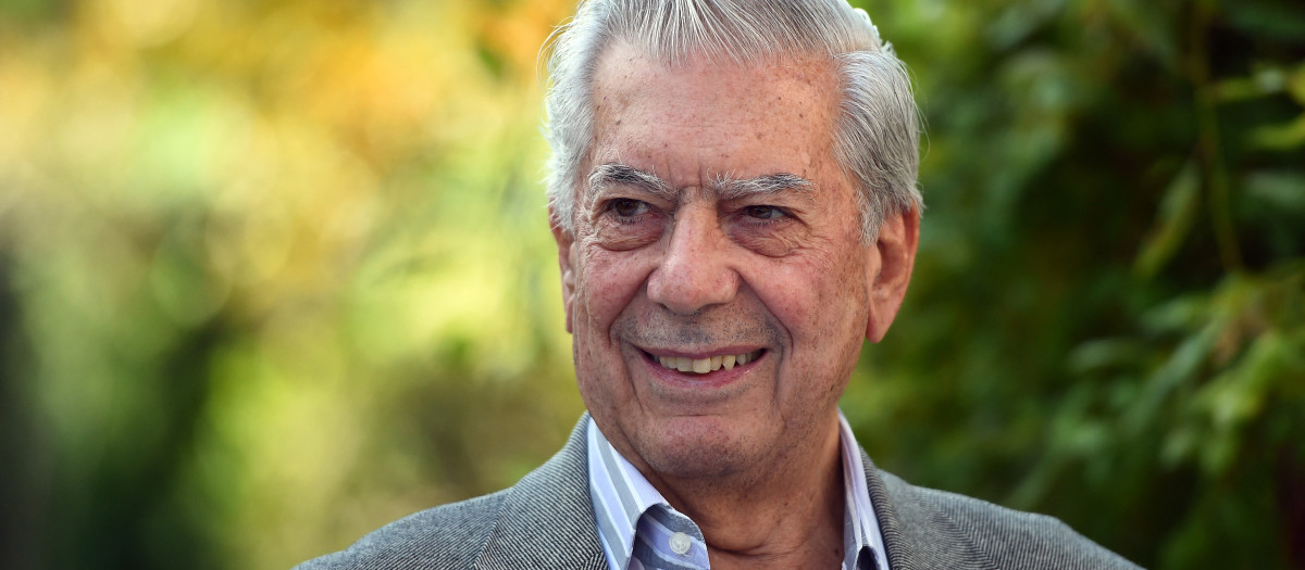 El escritor y premio Nobel de Literatura, Mario Vargas Llosa (2014, Archivo)
