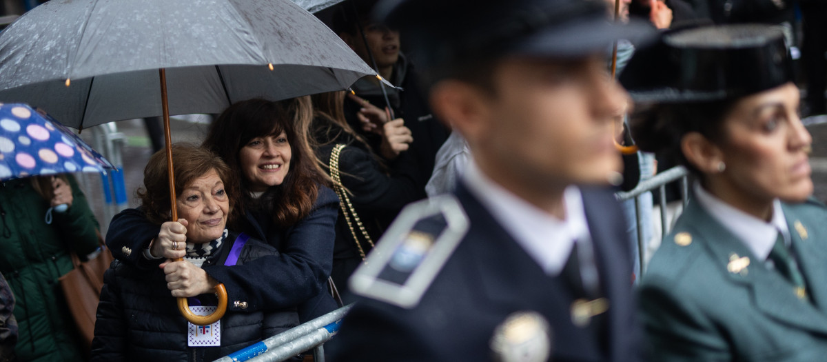 Varias personas aguardan para ver si sale en la procesión de Jesús Nazareno de Medinaceli durante el Viernes Santo, a 18 de abril de 2025, en Madrid (España)