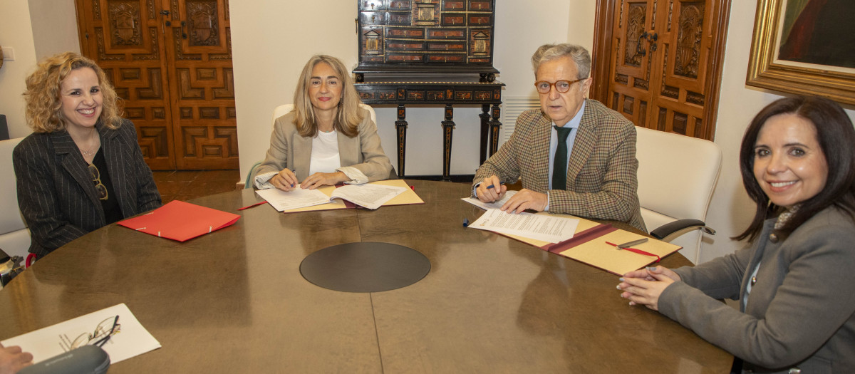 Firma del convenio de Diputación con Cruz Roja