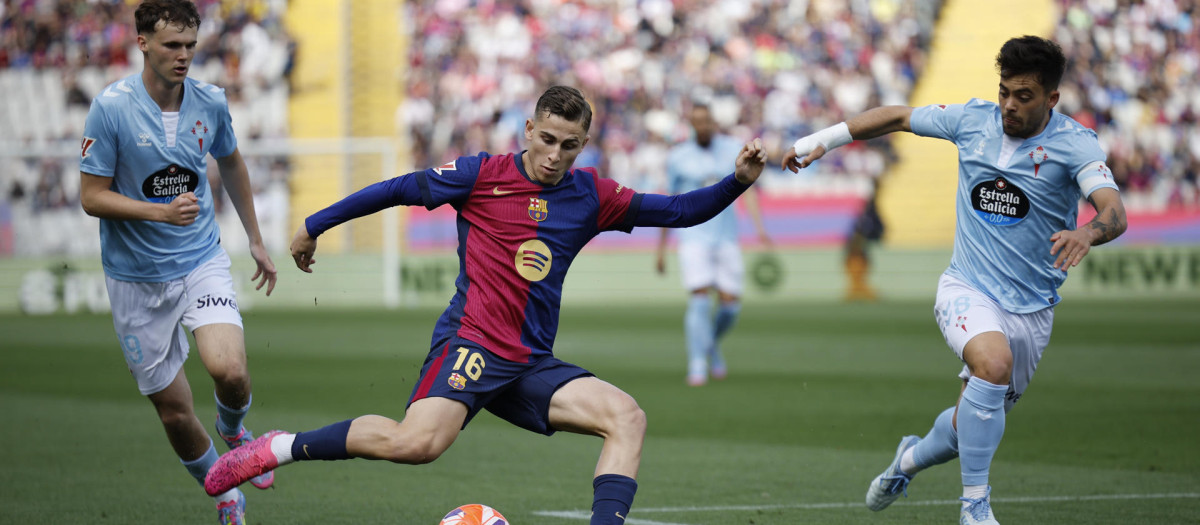 Fermín controla un balón en el partido frente al Celta