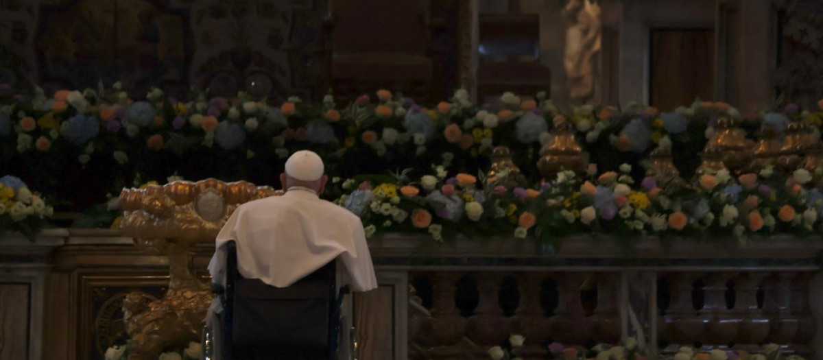El Papa visitó por sorpresa la basílica de San Pedro para rezar antes de la Vigilia Pascual