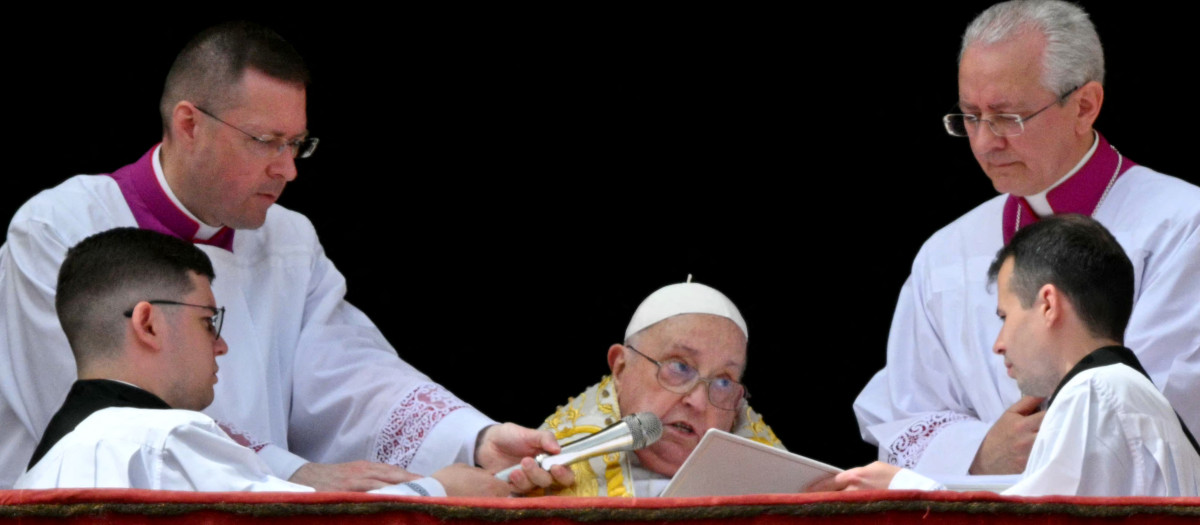 El Papa Francisco ha participado en el acto para dedicar unas palabras a los fieles: «Queridos hermanos y hermanas: Feliz Pascua. El maestro de ceremonias leerá el mensaje», ha señalado.
