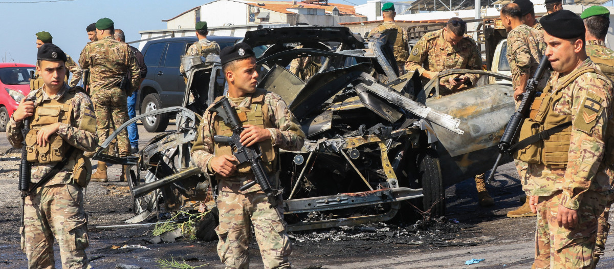 Soldados libaneses inspeccionan un coche destruido por un bombardeo israelí