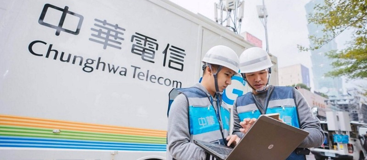 Operarios de la compañía de telecomunicaciones taiwanesa Chunghwa Telecom