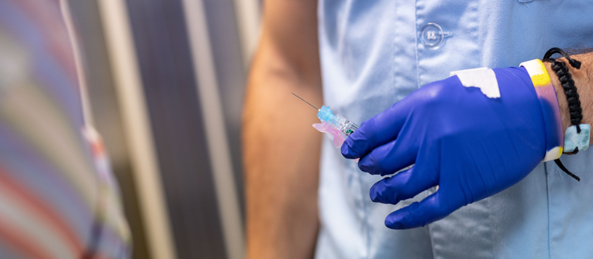 (Foto de ARCHIVO)
Un enfermero con la vacuna de la gripe en el centro de Salud de Habana-Cuba, a 18 de octubre de 2021, en Vitoria, País Vasco, (España). El Servicio Vasco de Salud Osakidetza ofrece a mayores de 70 años con la segunda dosis de la vacuna contra la Covid-19 la posibilidad de inocularse la tercera dosis a la vez que reciban la vacunación contra la gripe, para la cual los colectivos vulnerables ya puede pedir cita desde hoy. A todas ellas, Osakidetza les administrará, si lo desean, una vacuna tetravalente, que aumenta su protección frente a las distintas cepas de la gripe. Osakidetza ha adquirido un total de 651.333 dosis, cantidad que se podrá aumentar hasta en un 20% en caso de que haya una mayor demanda.
Iñaki Berasaluce / Europa Press
18 OCTUBRE 2021;VACUNA;GRIPE;VITORIA;PERSONAS MAYORES;PERSONAS VULNERABLES;COVID-19
18/10/2021