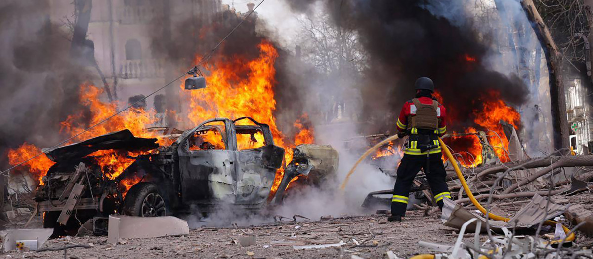 El Servicio de Emergencias de Ucrania el 13 de abril de 2025, un rescatista ucraniano trabaja para extinguir un incendio en el lugar de un ataque con misiles en Sumy,
