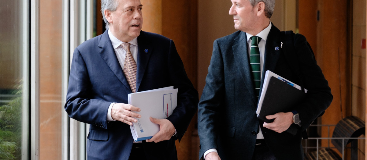 O titular do Executivo galego, Alfonso Rueda, acompañado polo conselleiro de Sanidade, Antonio Gómez Caamaño, na rolda de prensa posterior á reunión do Consello da Xunta. Sala do Consello, 21/04/25.
