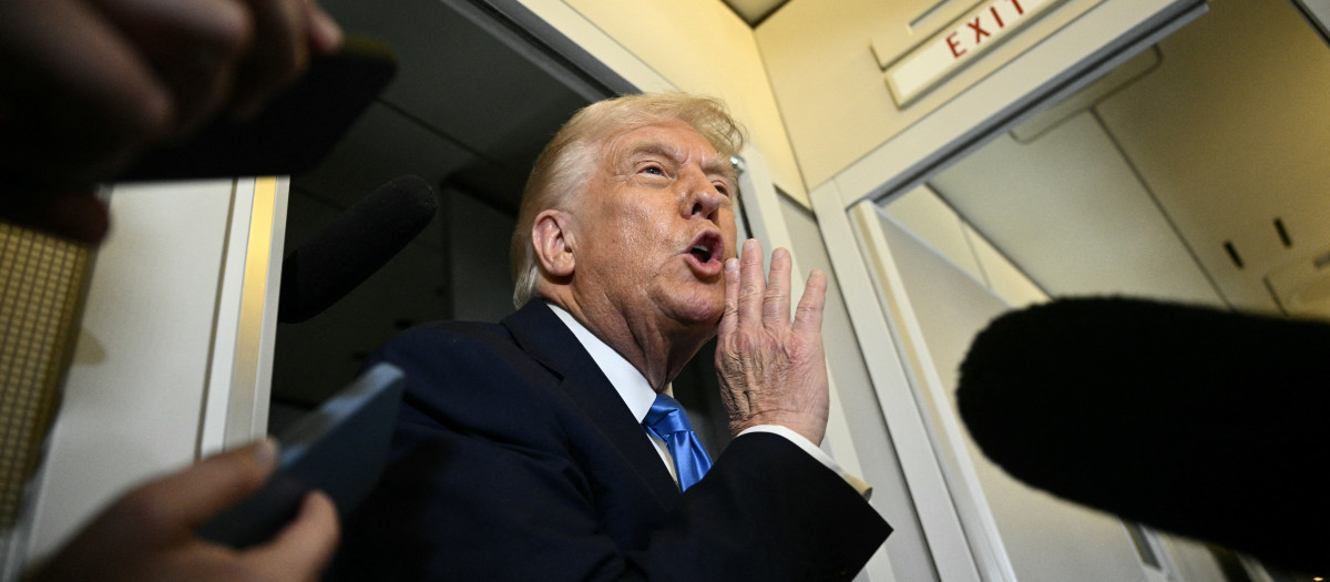 El presidente estadounidense Donald Trump habla con la prensa a bordo del Air Force One antes