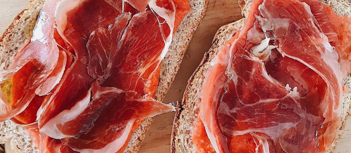 Dos tostadas con jamón serrano