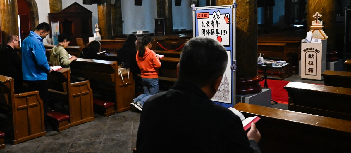 Un altar en memoria del Papa Francisco se exhibe en una iglesia de China