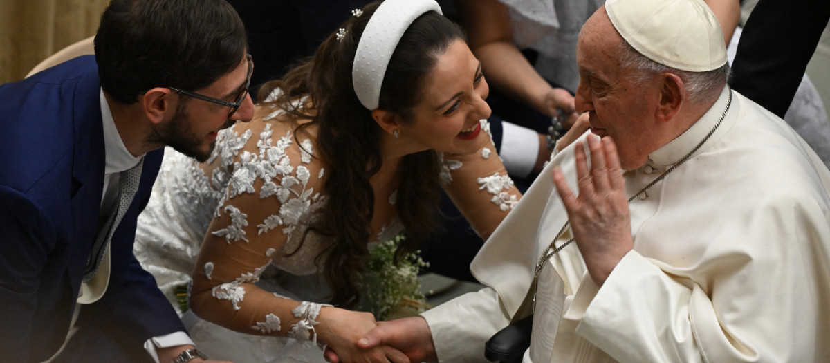 Papa Francisco y una pareja de recién casados