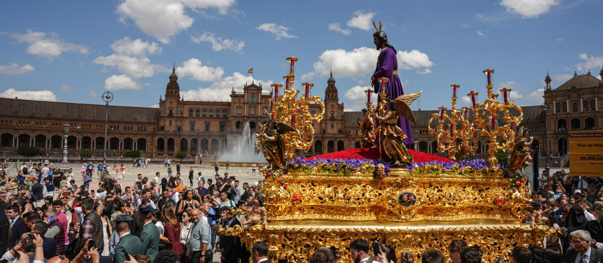 El Cautivo de Santa Genoveva, a su paso por la Plaza de España, durante el pasado Lunes Santo en Sevilla