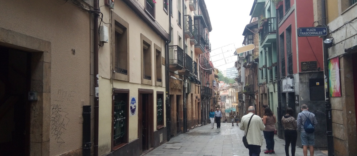 Calle Mon de Oviedo, donde se concentran la mayor parte de pubs de la ciudad