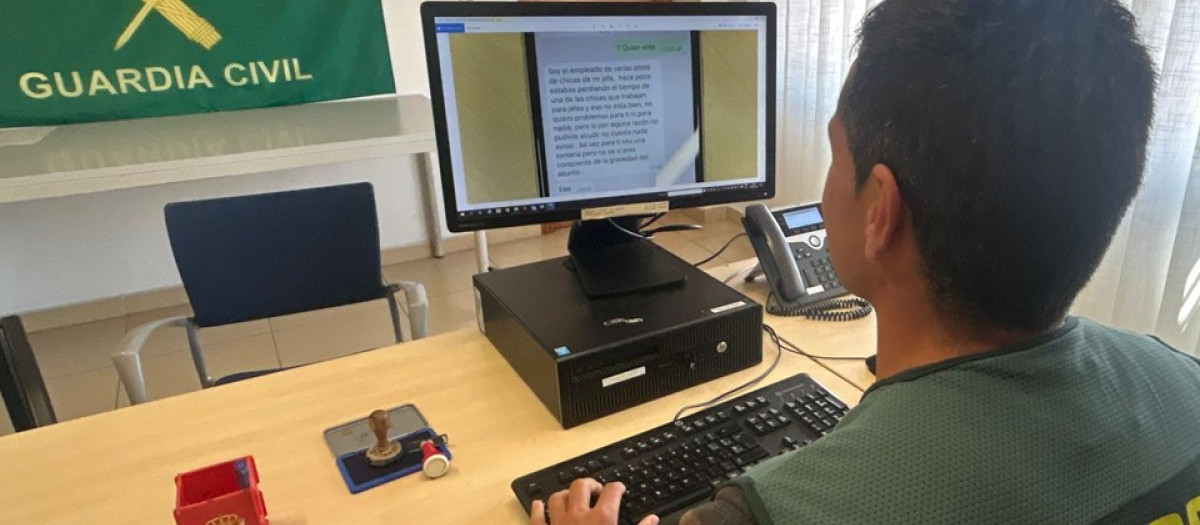 Agente de la Guardia Civil durante la investigación