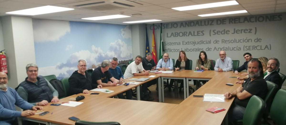 Representantes de CCOO y de la patronal Fedejerez en la firma el nuevo convenio.