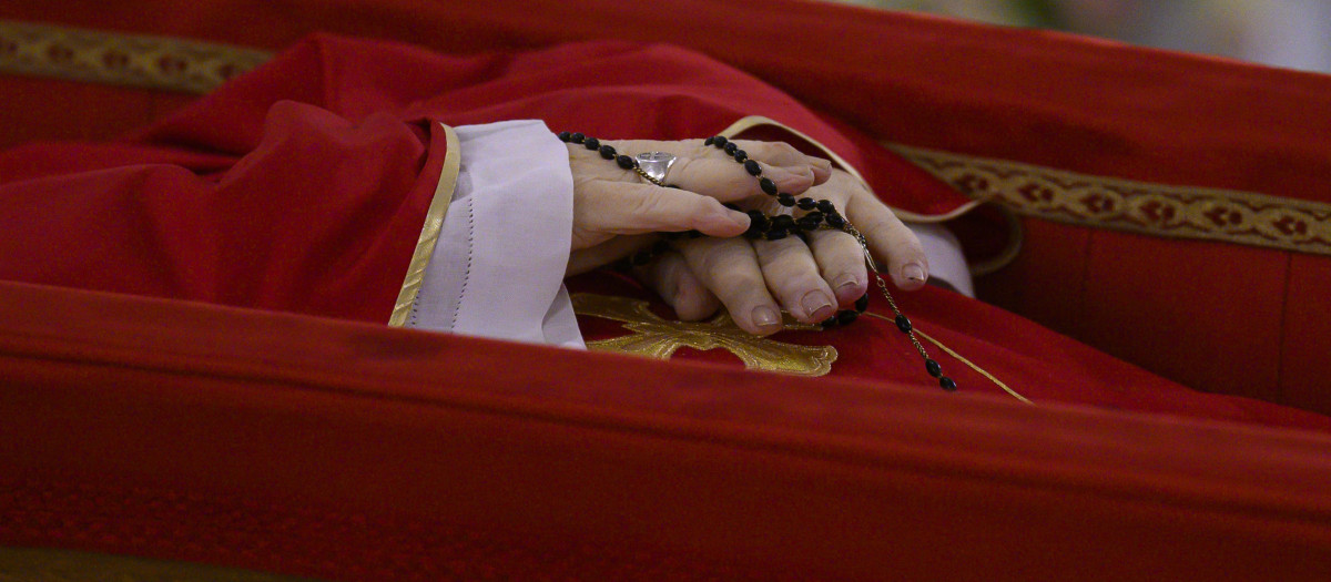 Detalle de las manos del Papa Francisco con un rosario dentro de su ataúd