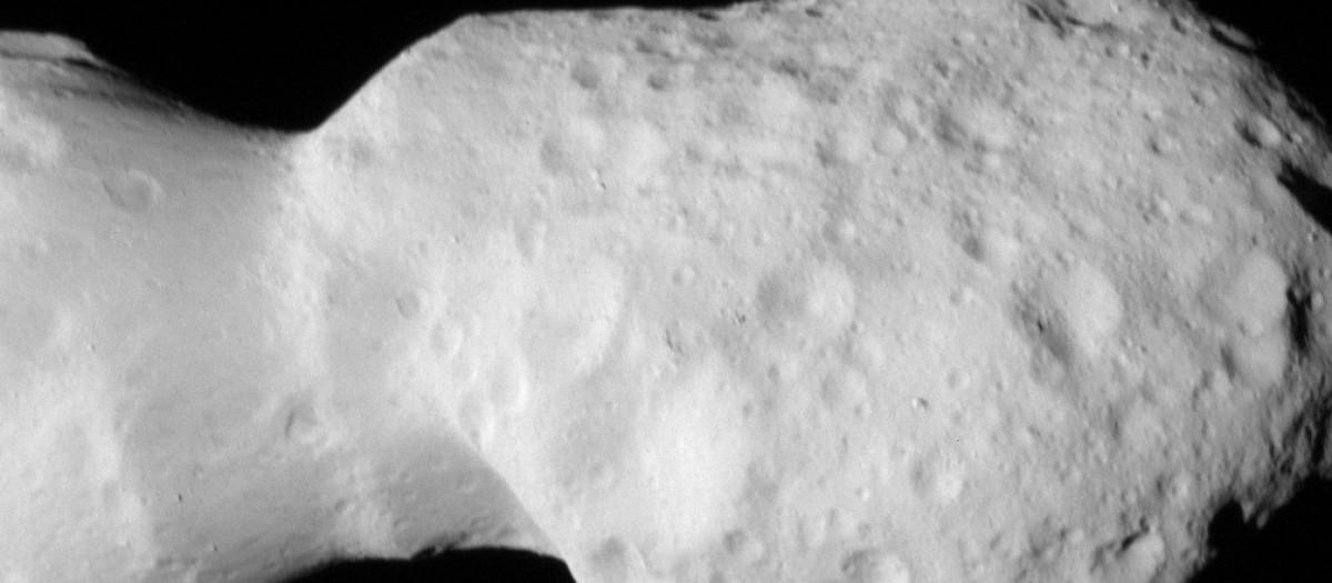 El asteroide Donaldjohanson visto por el sensor de imágenes de reconocimiento de largo alcance Lucy (L’LORRI) a bordo de la nave espacial Lucy de la NASA durante su sobrevuelo