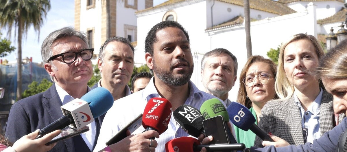 El secretario general de Vox, Ignacio Garriga, este martes en declaraciones a los medios en Algeciras (Cádiz).
REMITIDA / HANDOUT por VOX
Fotografía remitida a medios de comunicación exclusivamente para ilustrar la noticia a la que hace referencia la imagen, y citando la procedencia de la imagen en la firma
22/4/2025