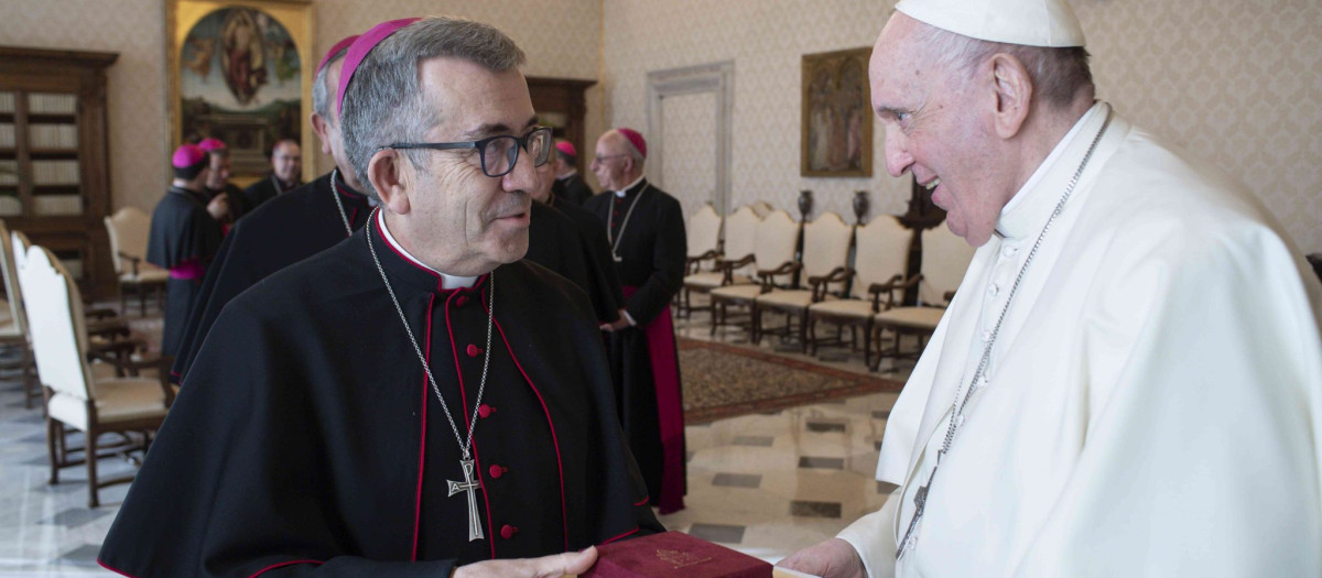 El Papa Francisco y monseñor Luis Argüello, entonces obispo auxiliar de Valladolid, en 2022