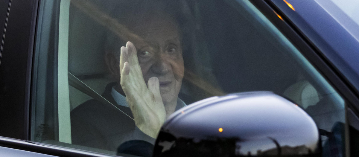 Don Juan Carlos, este martes a su llegada a la casa de Pedro Campos en Sangenjo