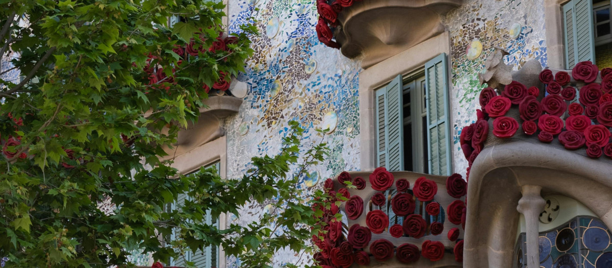La Casa Batlló de Barcelona revestida de rosas por Sant Jordi