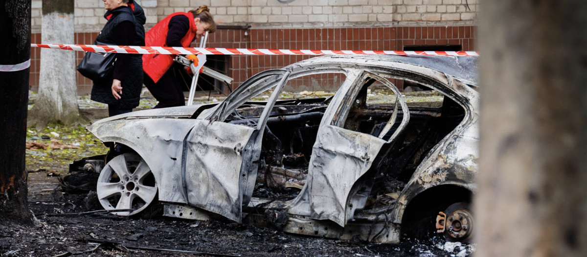 Un coche incendiado en el patio de un edificio residencial tras un ataque con drones en Dnipropetrovsk, en medio de la invasión rusa de Ucrania.